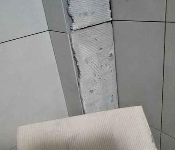 南海瓷砖空鼓维修公司分享下厨房瓷砖脱落的补救措施。